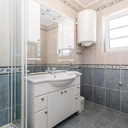 Apartment 2 Bedroom Awesome In