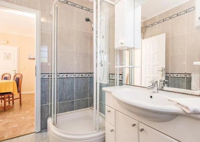 2 Bedroom Awesome In Apartamento Banjol